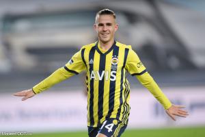 Dimitrios Pelkas (Fenerbahçe) plait à l'OL