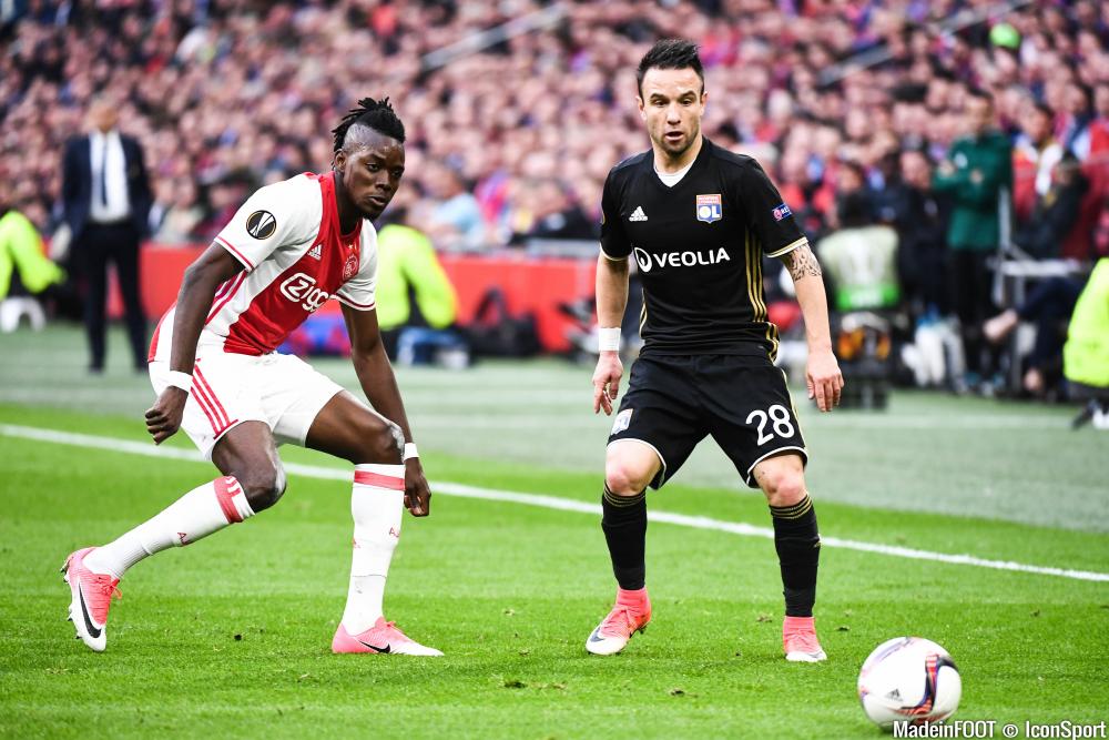 Bertrand Traoré, ici face à Valbuena pendant la victoire de l'Ajax sur Lyon, jeudi soir.