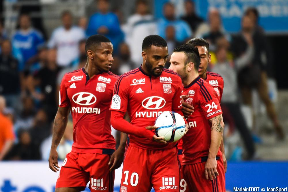 Alexandre Lacazette vit une saison autrement plus stressante en 2015-2016...