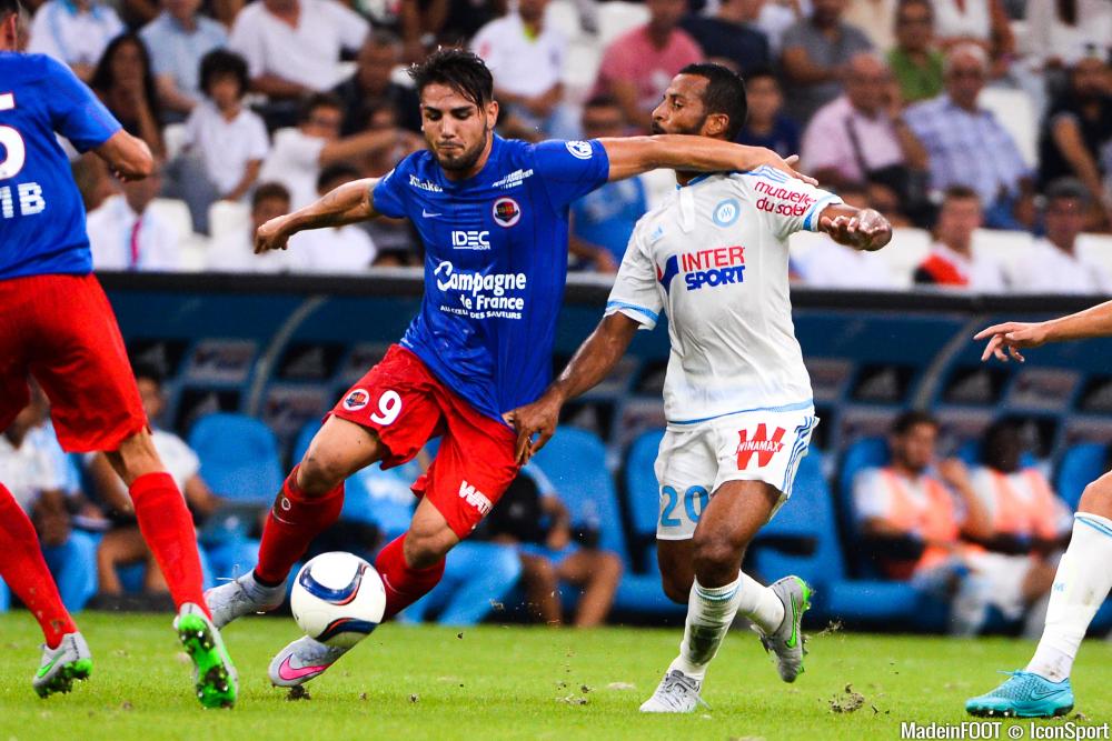 Andy Delort (SM Caen) est pisté par l'OL.