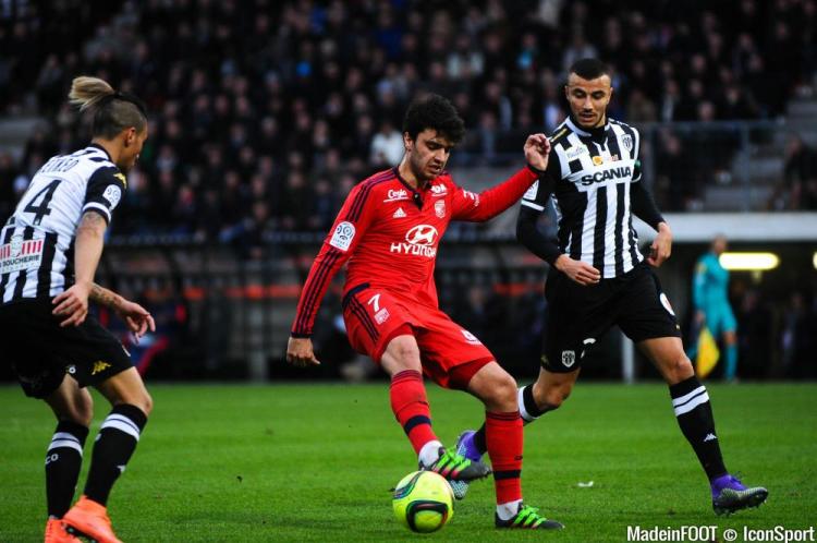 Mercato - Un ancien milieu de l'OL propose ses services à Laurent Blanc