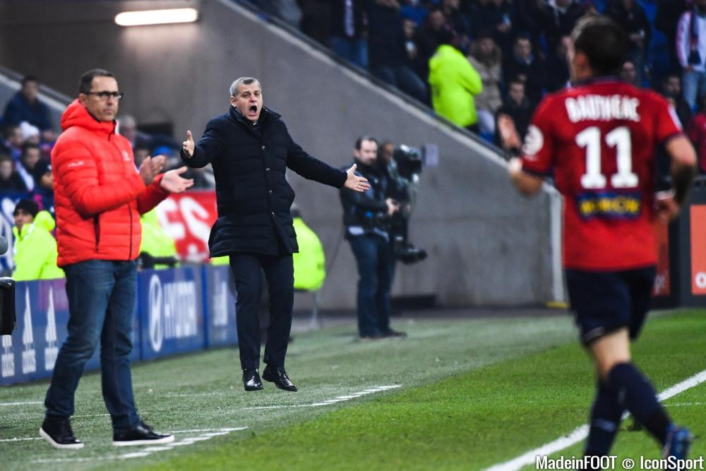 Bruno Genesio met un petit coup de pression à ses joueurs avant d'aller à Metz...