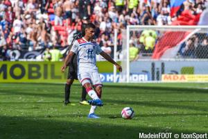 Houssem Aouar (OL) est en course pour le trophée.