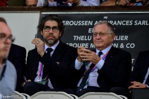 Juninho à côté de Jean-Michel Aulas