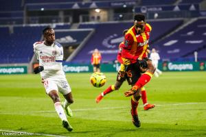 Tino Kadewere au duel avec Steven Fortes