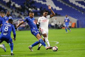 Thiago Mendes contre le RCSA.