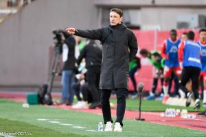 Kovac au bord de la pelouse