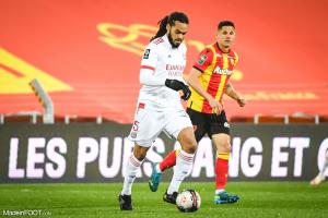 Jason Denayer est titulaire dans la défense à trois de la Belgique, pour affronter le Danemark