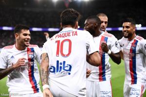 Les joueurs de l'OL au Parc des Princes, après le but de Paqueta.