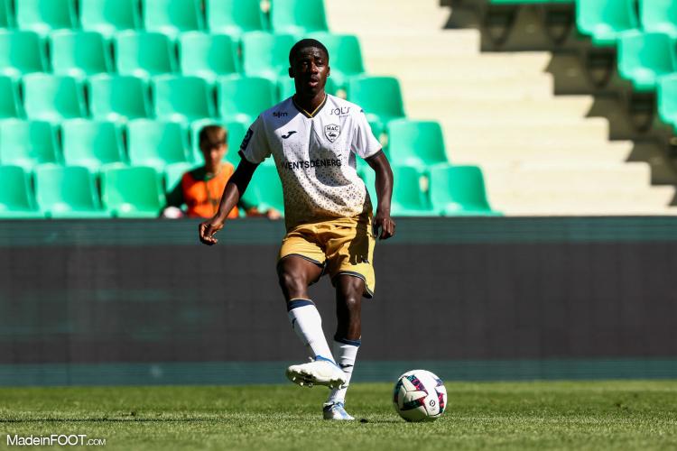 Mercato - L'OL annonce l'arrivée d'un grand espoir au poste de latéral droit (officiel)