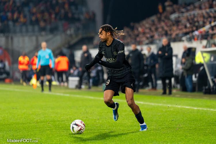 Equipe de France - Bradley Barcola sifflé par le Groupama Stadium !