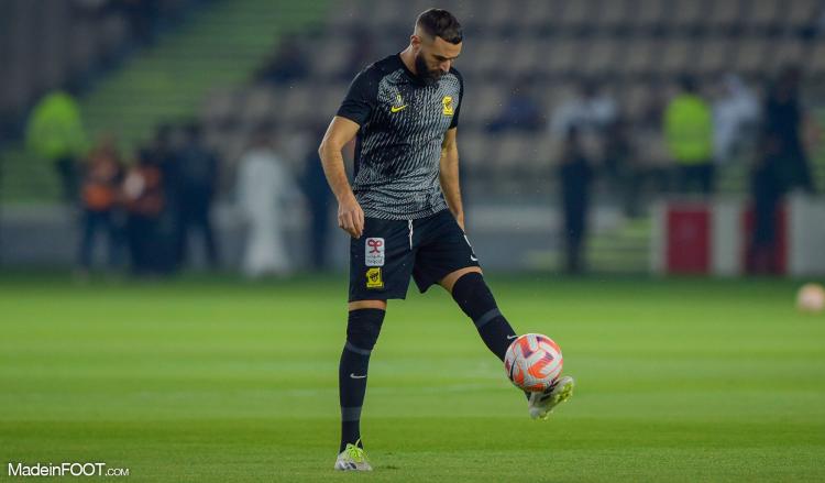 OL - Karim Benzema affole les supporters de l'OL en s'affichant avec le logo du club !