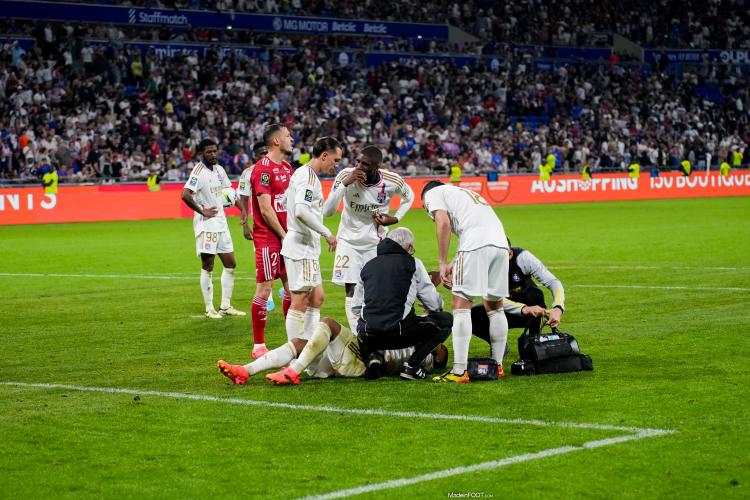 OL - Alexandre Lacazette sort sur civière après un énorme choc avec Bizot