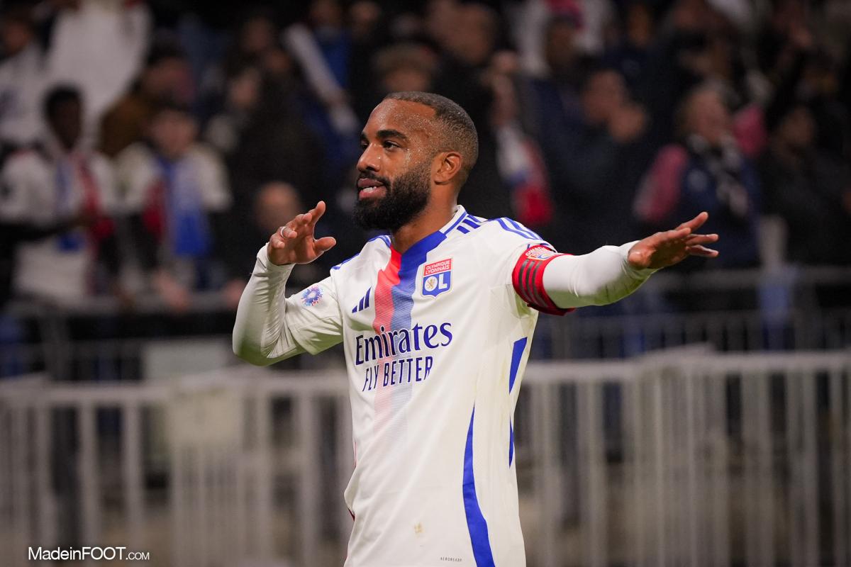 Photo Dédicacée Alexandre Lacazette – Format 25,4x20,3 Cm, Montée Sur Support, Autographe Imprimé