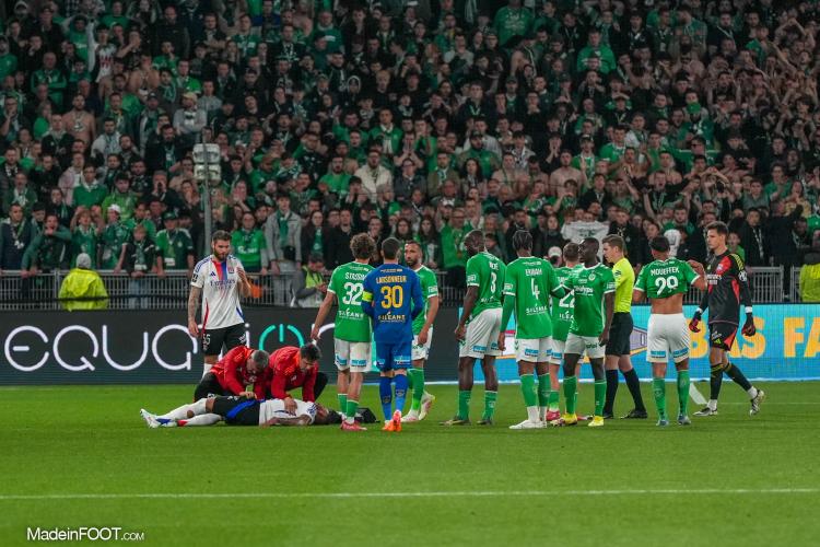 Ligue 1 - ASSE - OL : Corentin Tolisso sort sur civière, Lucas Stassin échappe au rouge