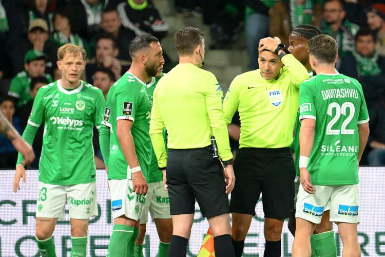 Ligue 1 - ASSE - OL : le délégué explique pourquoi le match reprend (vidéo)