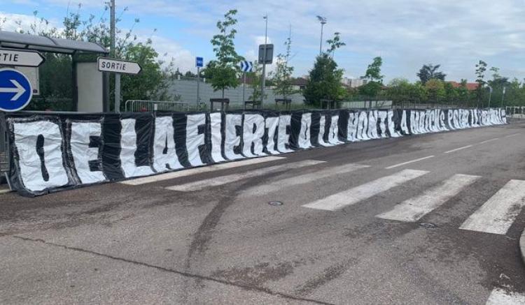 OL - Le départ de John Textor réclamé par plusieurs centaines de personnes devant le Parc OL