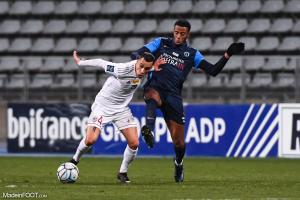 Duel pour le ballon entre Ajaccio et Paris FC